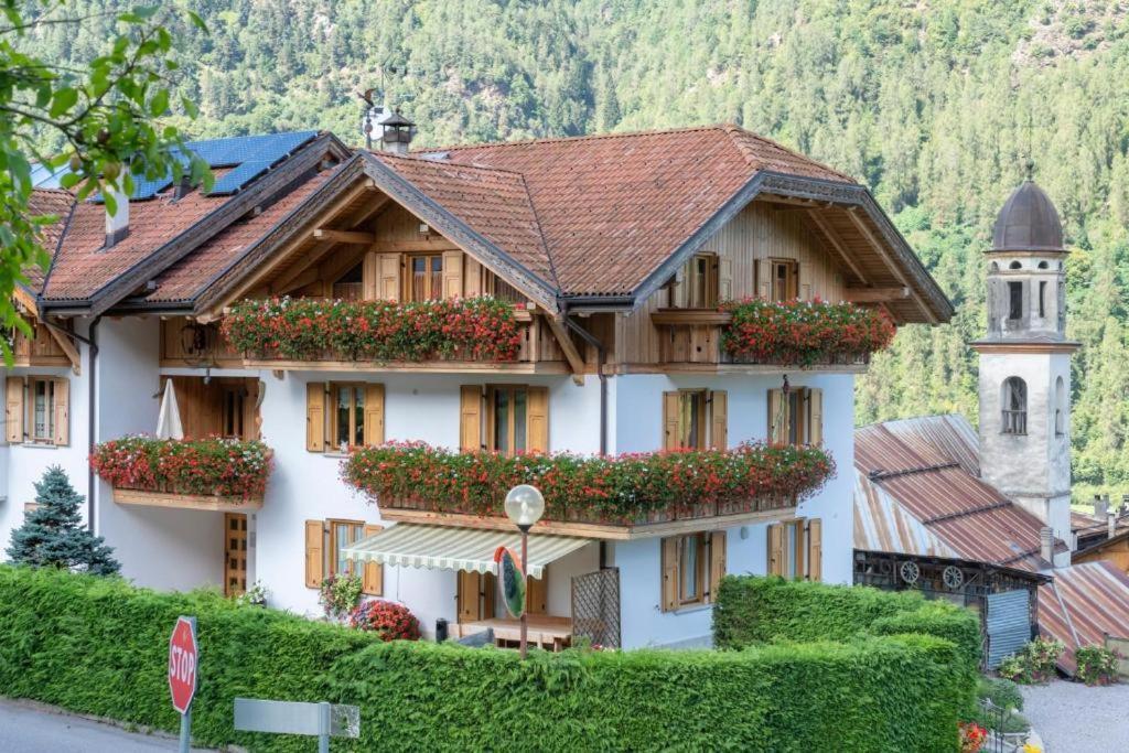 Appartamento Mansarda Patrizia E Franco Val Di Sole Commezzadura Kültér fotó